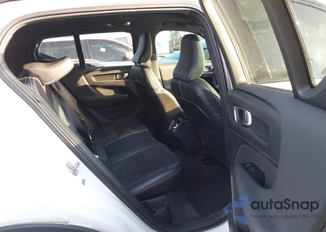 2022 Volvo Xc40 T4 R-Design z USA, uszkodzony, nr VIN YV4AC2HM2N2642873